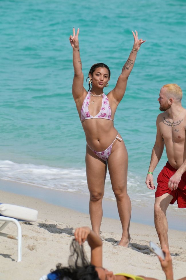 American Singer Danileigh Wows In A Bikini At The Beach In Miami