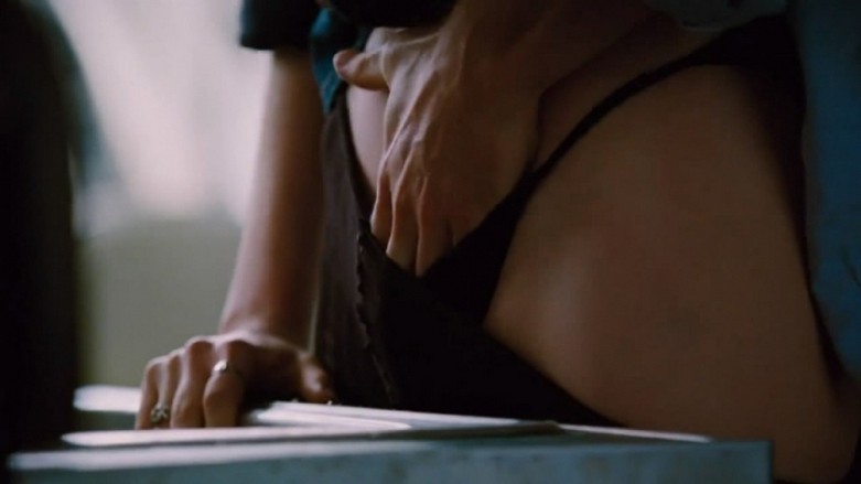 Anne Hathaway Nude And Sex Scenes From “Love & Other Drugs” 10