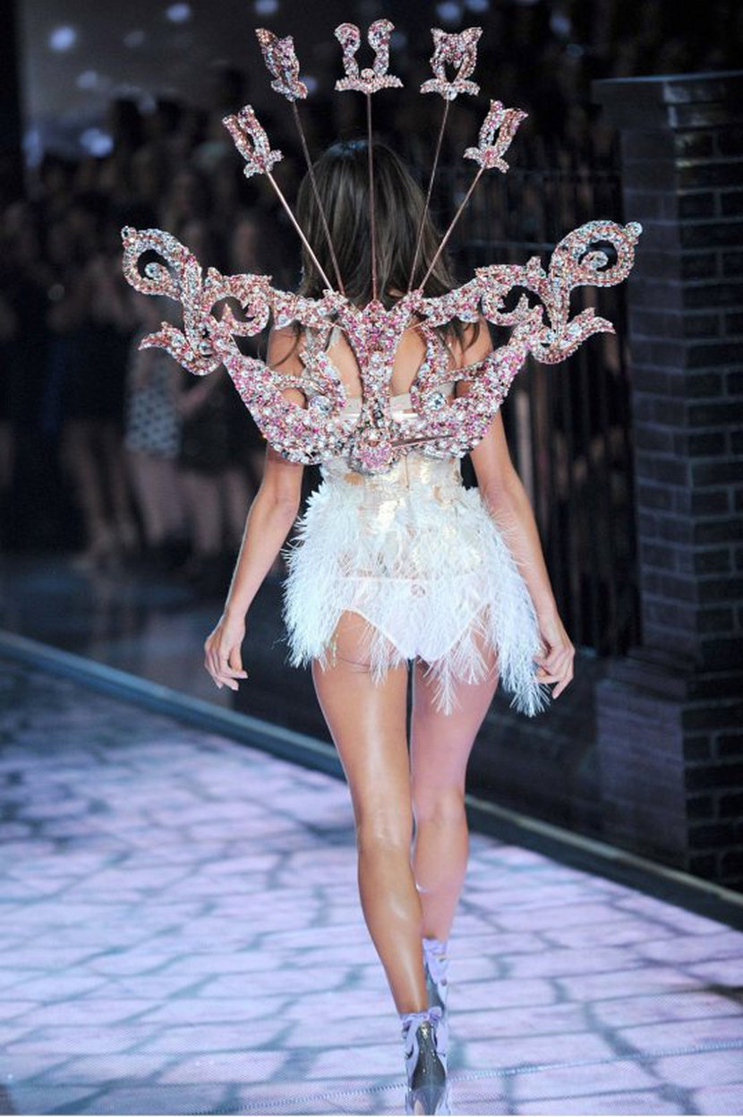 Alessandra Ambrosio – 2015 Victoria’s Secret Fashion Show 24