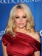 Η Pamela Anderson, πάντα θα μας "εμψυχώνει", ακόμη και όταν είναι ντυμένη! 1