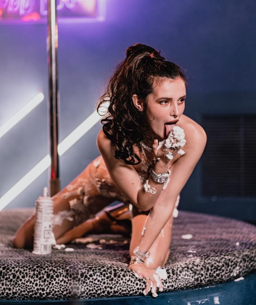 Bella Thorne Nude (2 Photos) 2