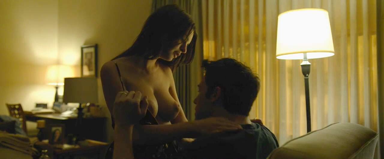 Emily Ratajkowski Nude Making Out Scene From ‘Gone Girl’ Movie