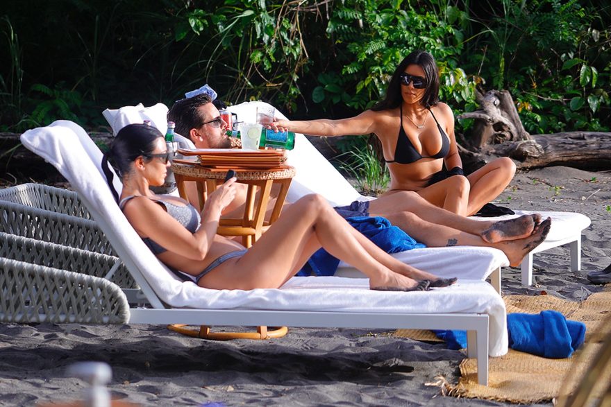 Kim Kardashian & Kourtney Kardashian Sexy (36 Photos) Kim Kardashian & Kourtney Kardashian Sexy 006