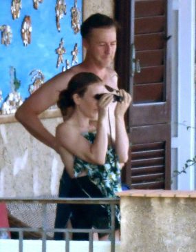 Shauna Robertson Topless (4 Photos)