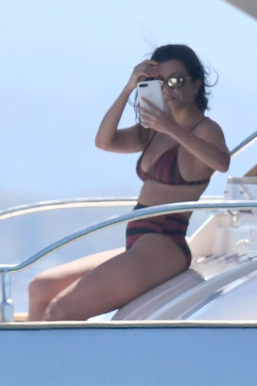 Kourtney Kardashian Sexy Thefappeningblog Com 8 4 1024x1536