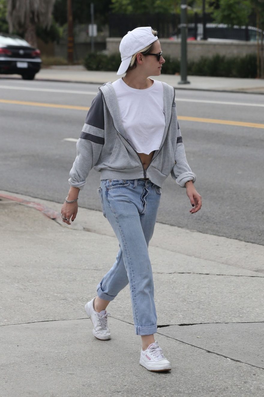 Kristen Stewart Braless 021