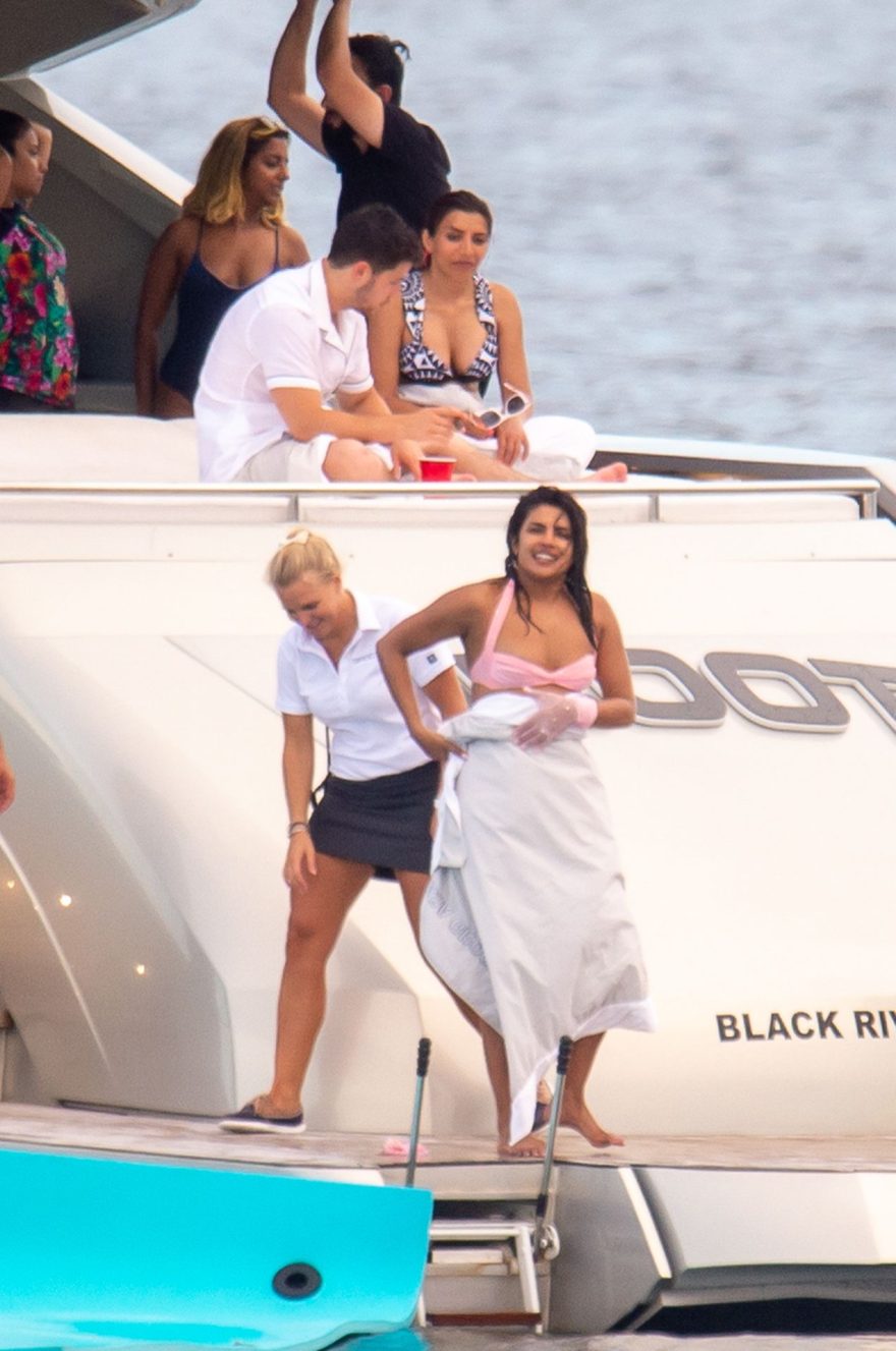 Priyanka Chopra Sexy (24 Photos) Priyanka Chopra Sexy 020