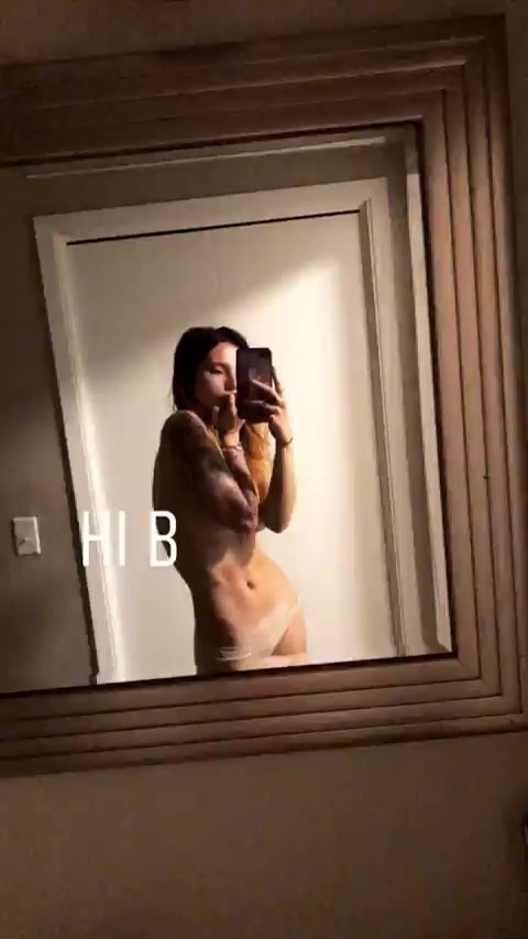 Bella Thorne Sexy & Topless 001