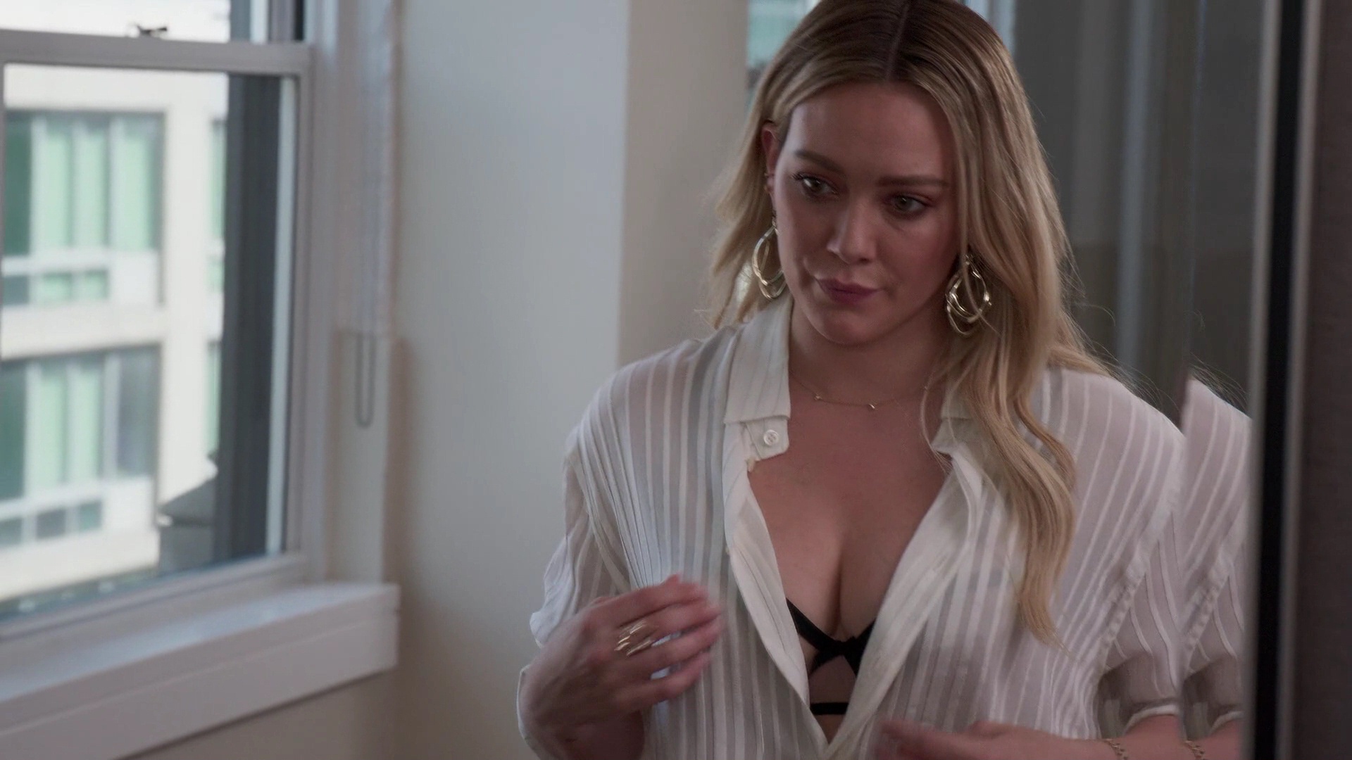 Hilary Duff Sexy – Younger 003