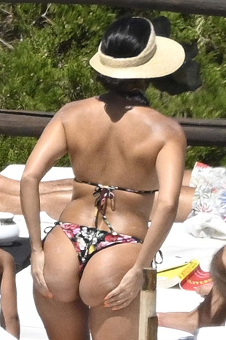 Kourtney Kardashian Sexy 002