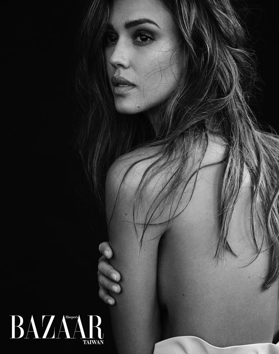 Jessica Alba Sexy & Topless 001