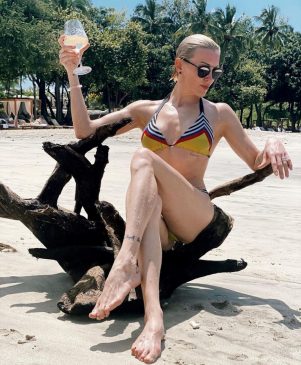 Katie Cassidy Rodgers Sexy (2 Photos)