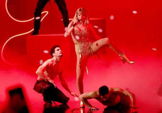 Taylor Swift Sexy (134 Photos)