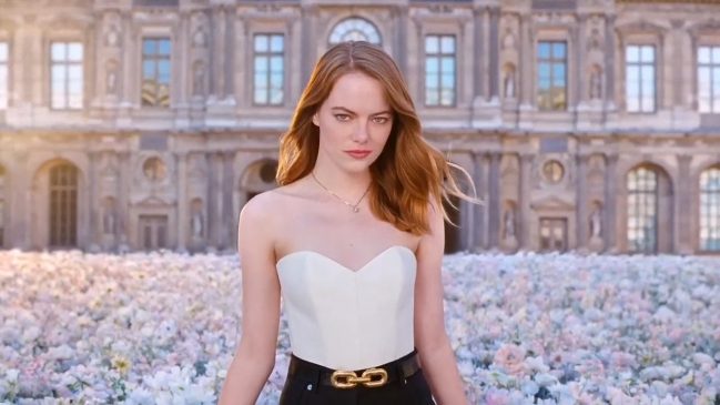 Emma Stone Sexy (21 Photos + Video)