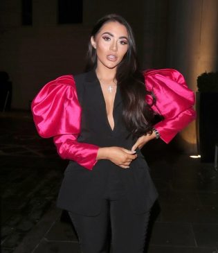 Chloe Brockett Sexy (5 Photos)