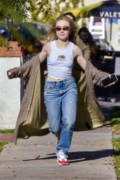 Sabrina Carpenter Sexy (34 Photos)