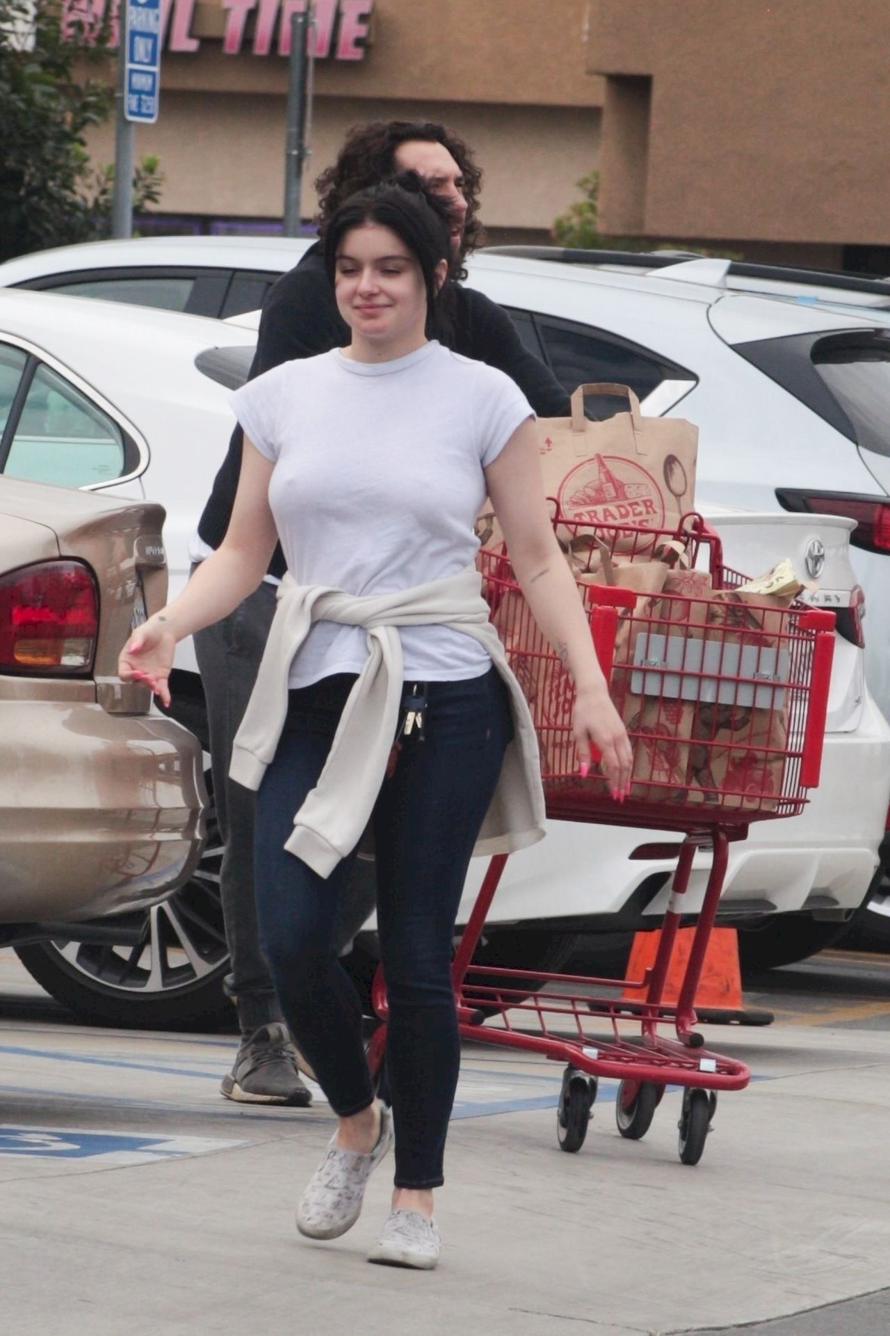 Ariel Winter Stocks Up On Cannabis And Groceries In Studio City 0001