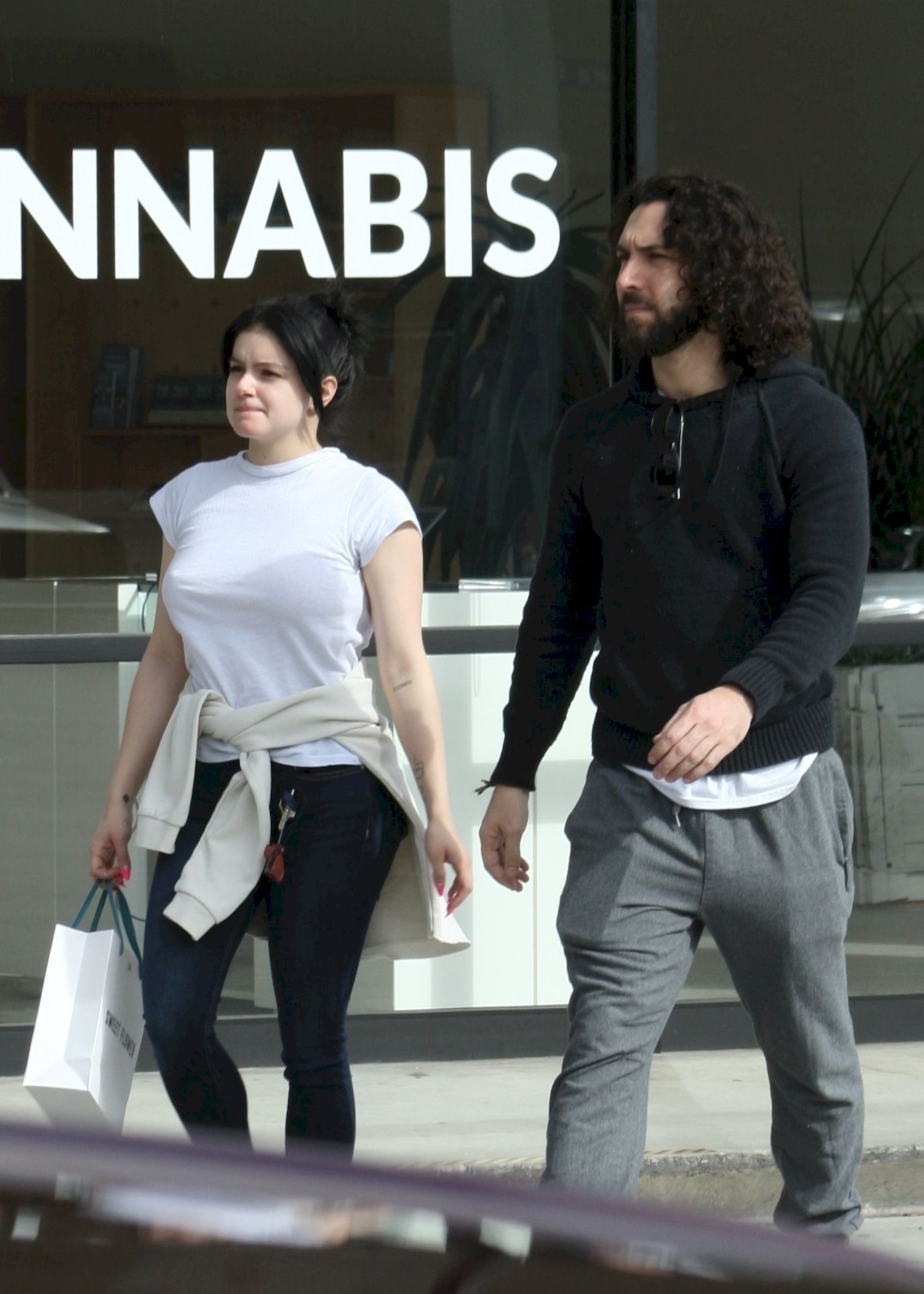 Ariel Winter Stocks Up On Cannabis And Groceries In Studio City 0003