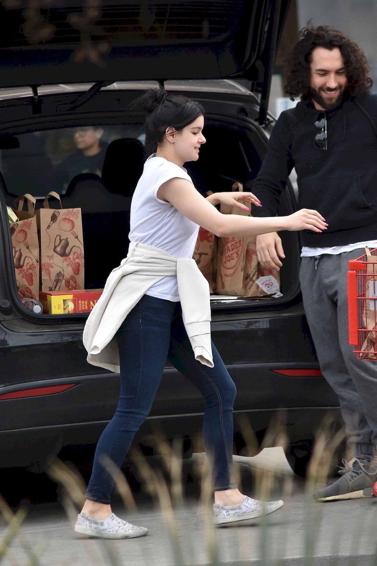 Ariel Winter Stocks Up On Cannabis And Groceries In Studio City 0005