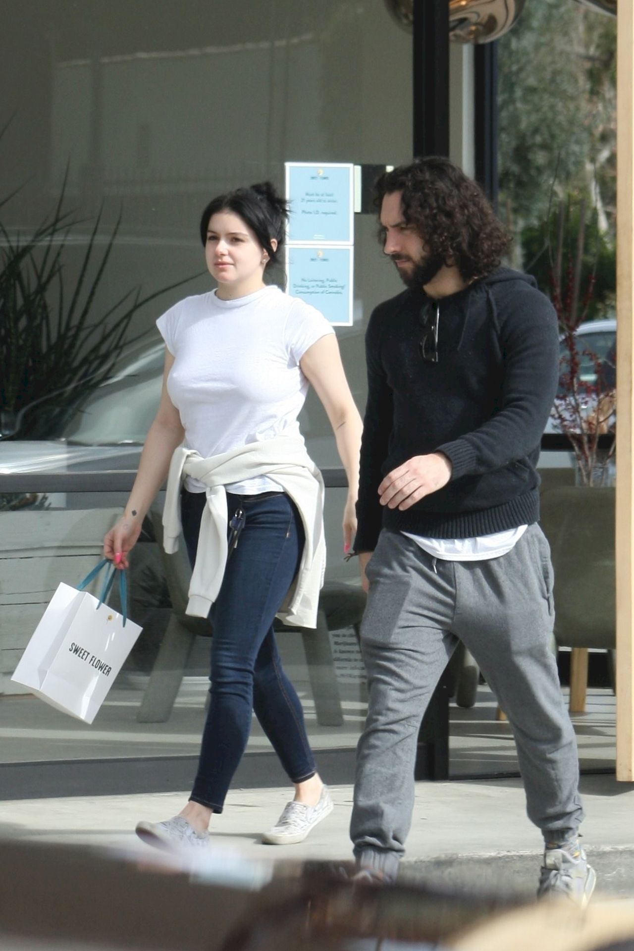 Ariel Winter Stocks Up On Cannabis And Groceries In Studio City 0010