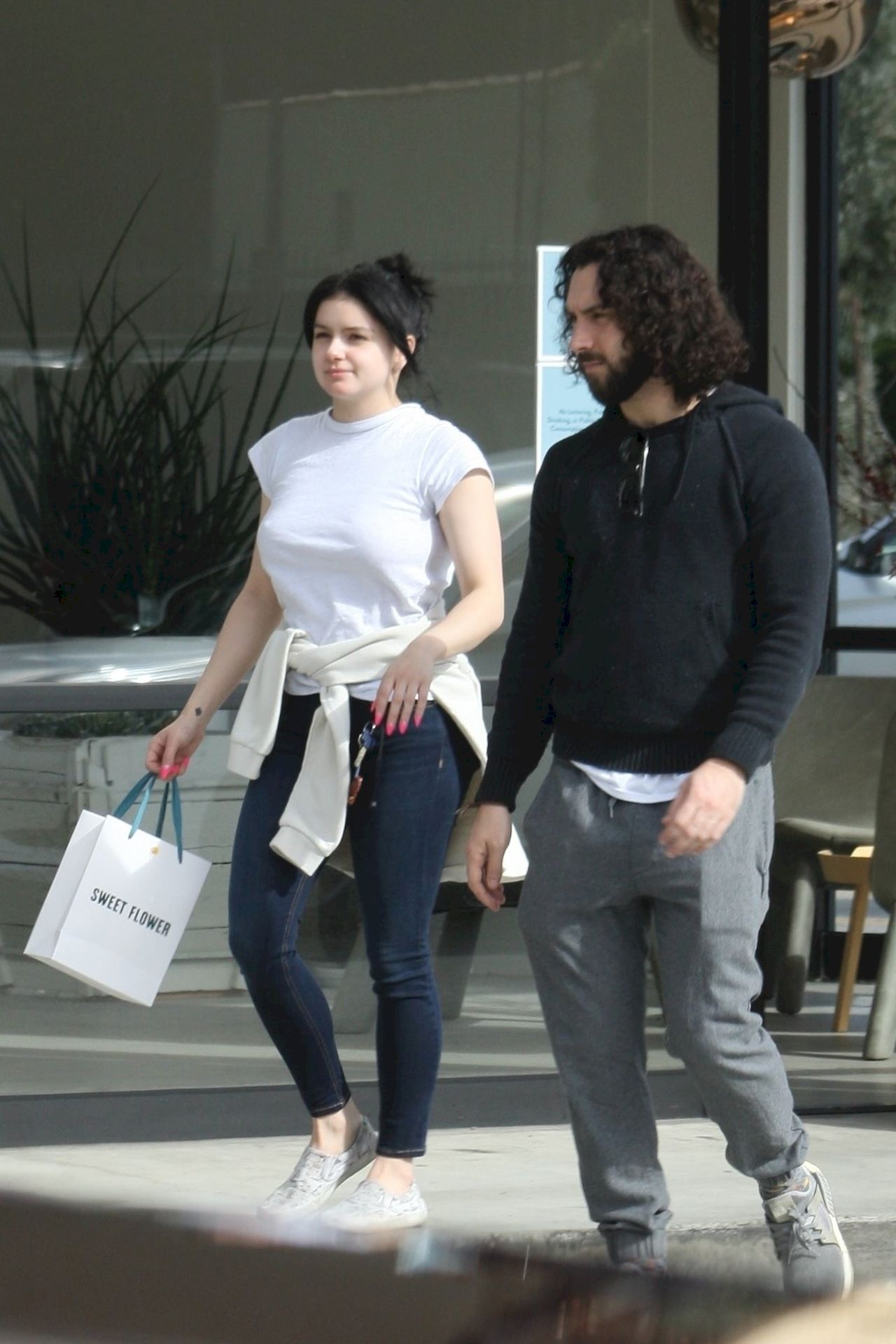 Ariel Winter Stocks Up On Cannabis And Groceries In Studio City 0011