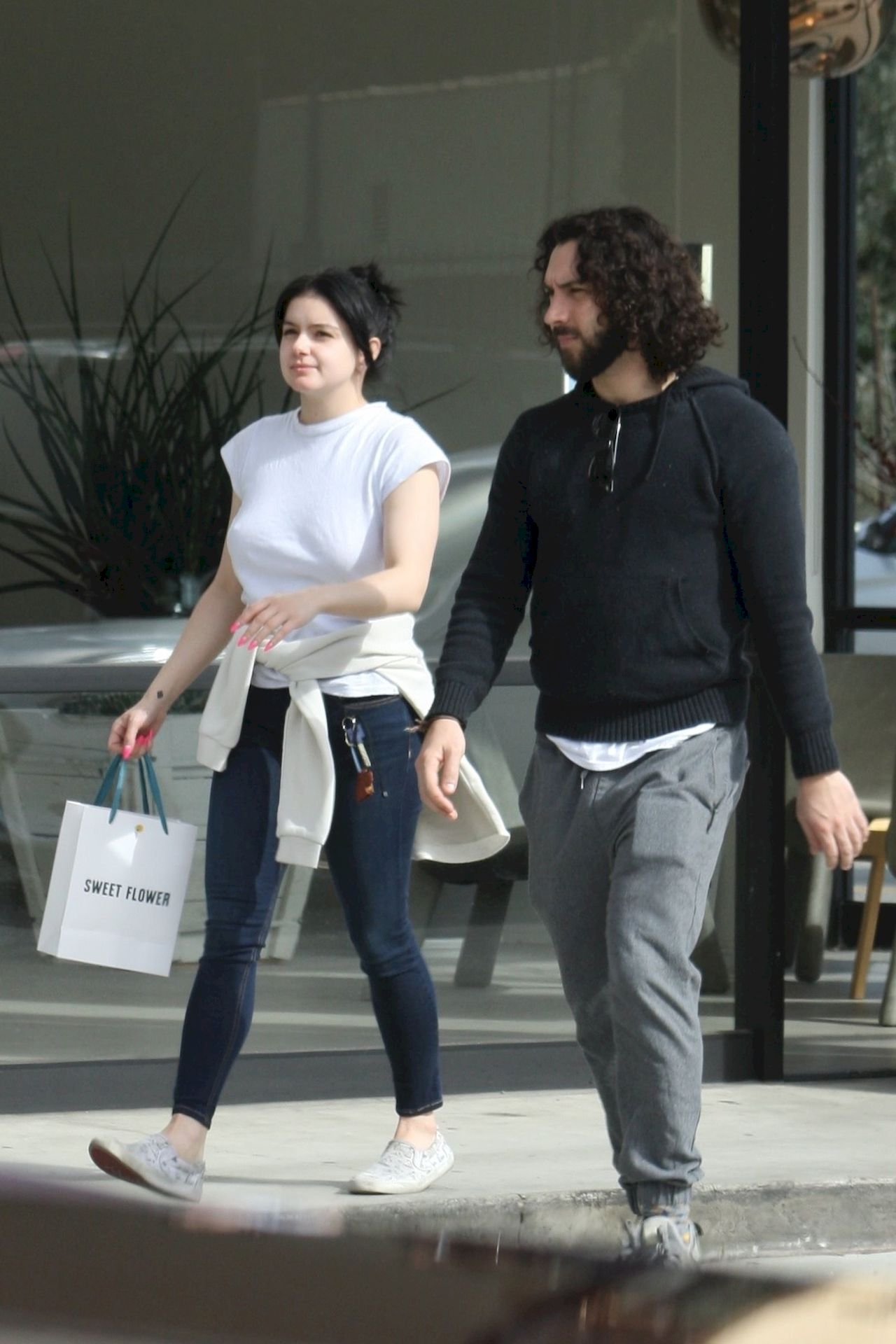 Ariel Winter Stocks Up On Cannabis And Groceries In Studio City 0012