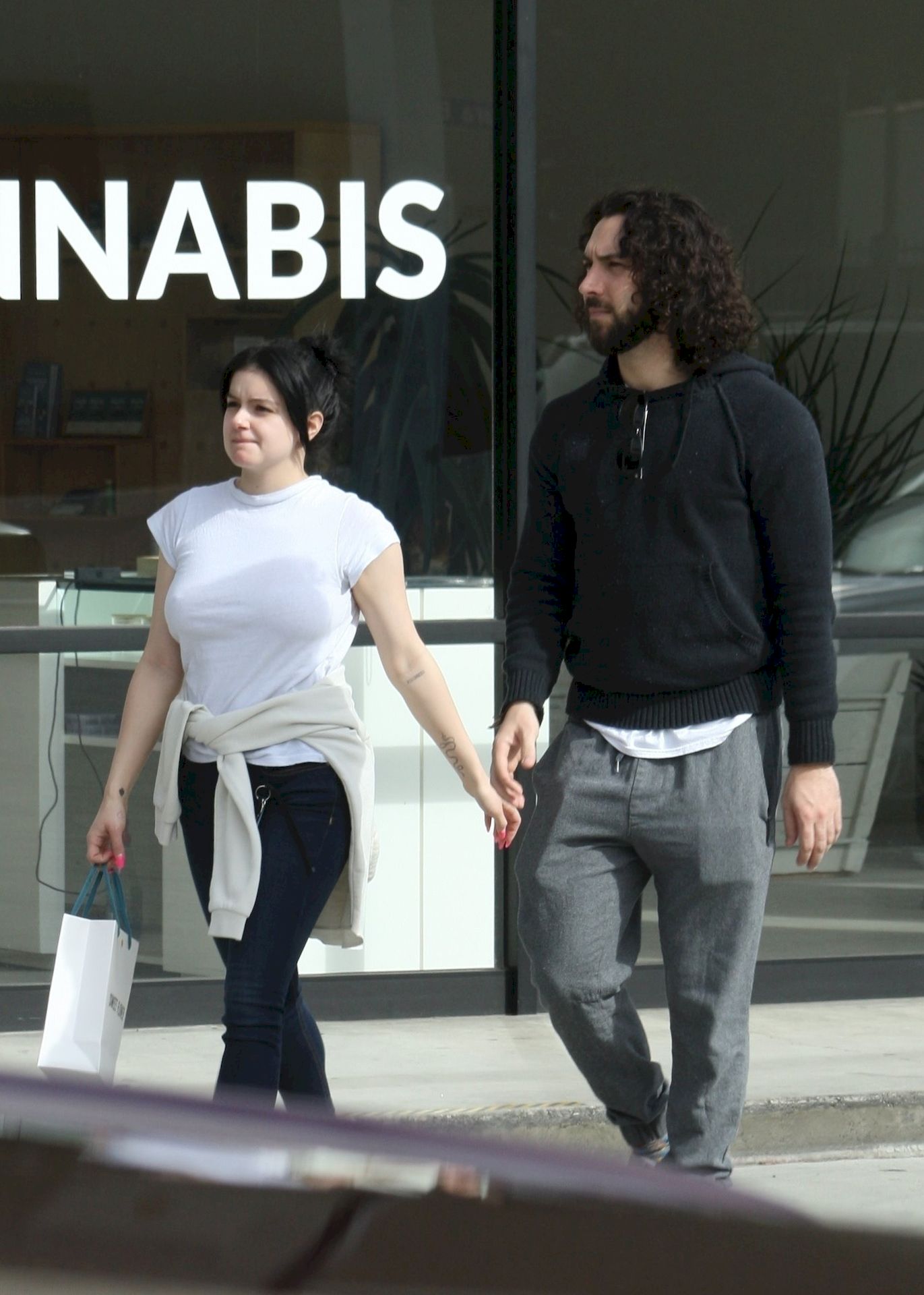 Ariel Winter Stocks Up On Cannabis And Groceries In Studio City 0018