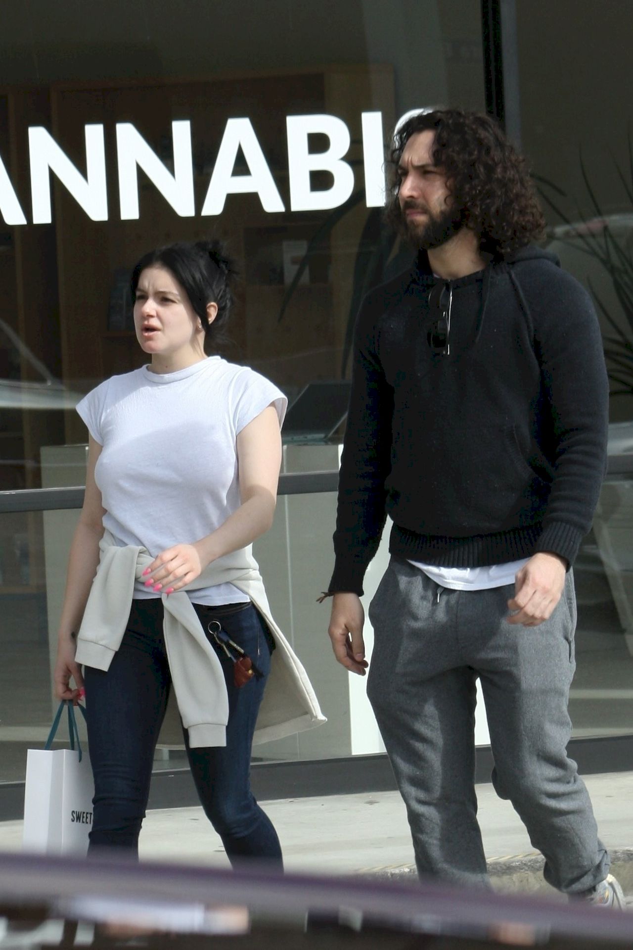 Ariel Winter Stocks Up On Cannabis And Groceries In Studio City 0020