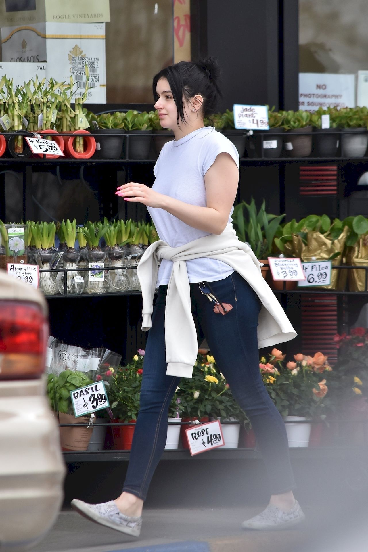 Ariel Winter Stocks Up On Cannabis And Groceries In Studio City 0031