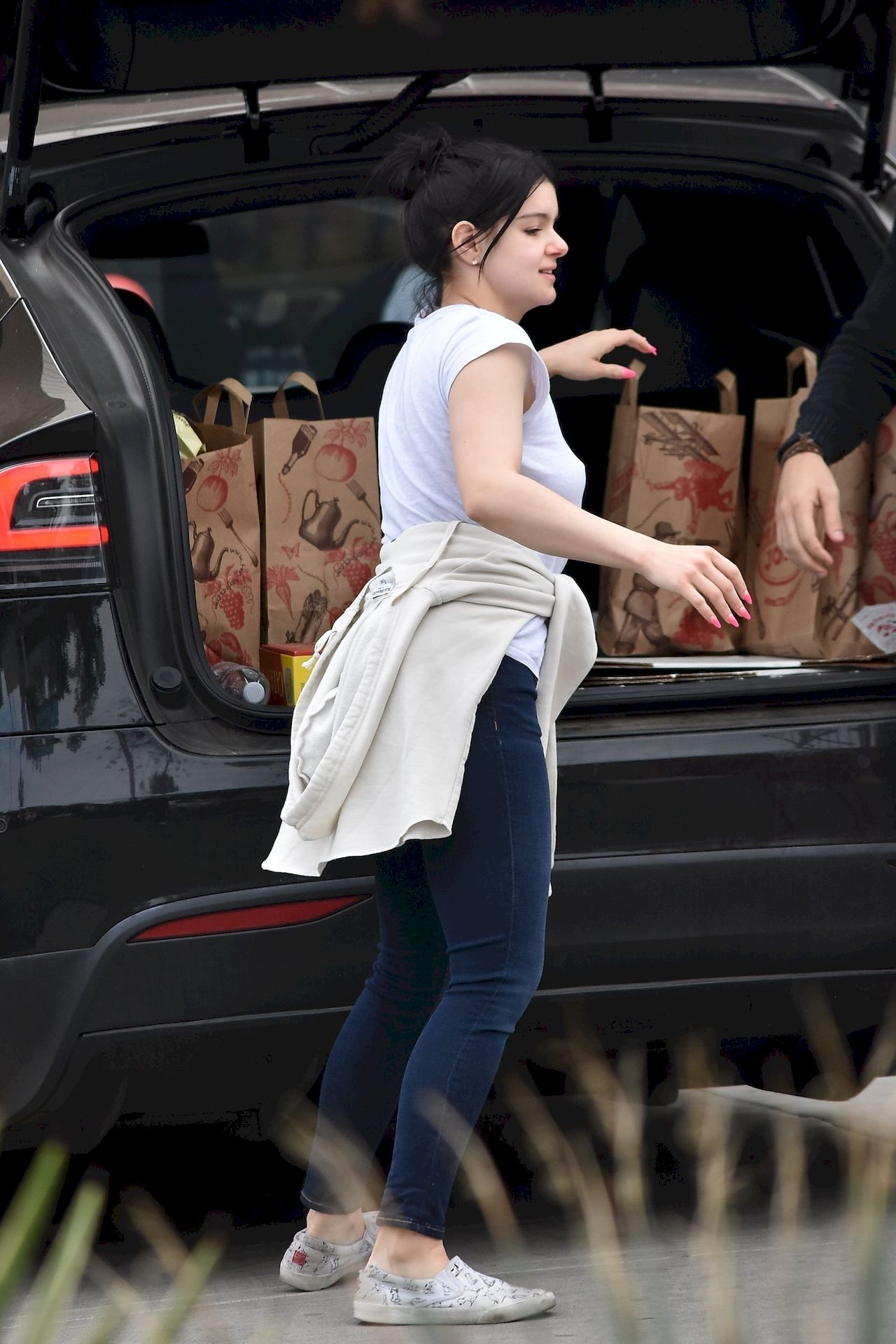 Ariel Winter Stocks Up On Cannabis And Groceries In Studio City 0039