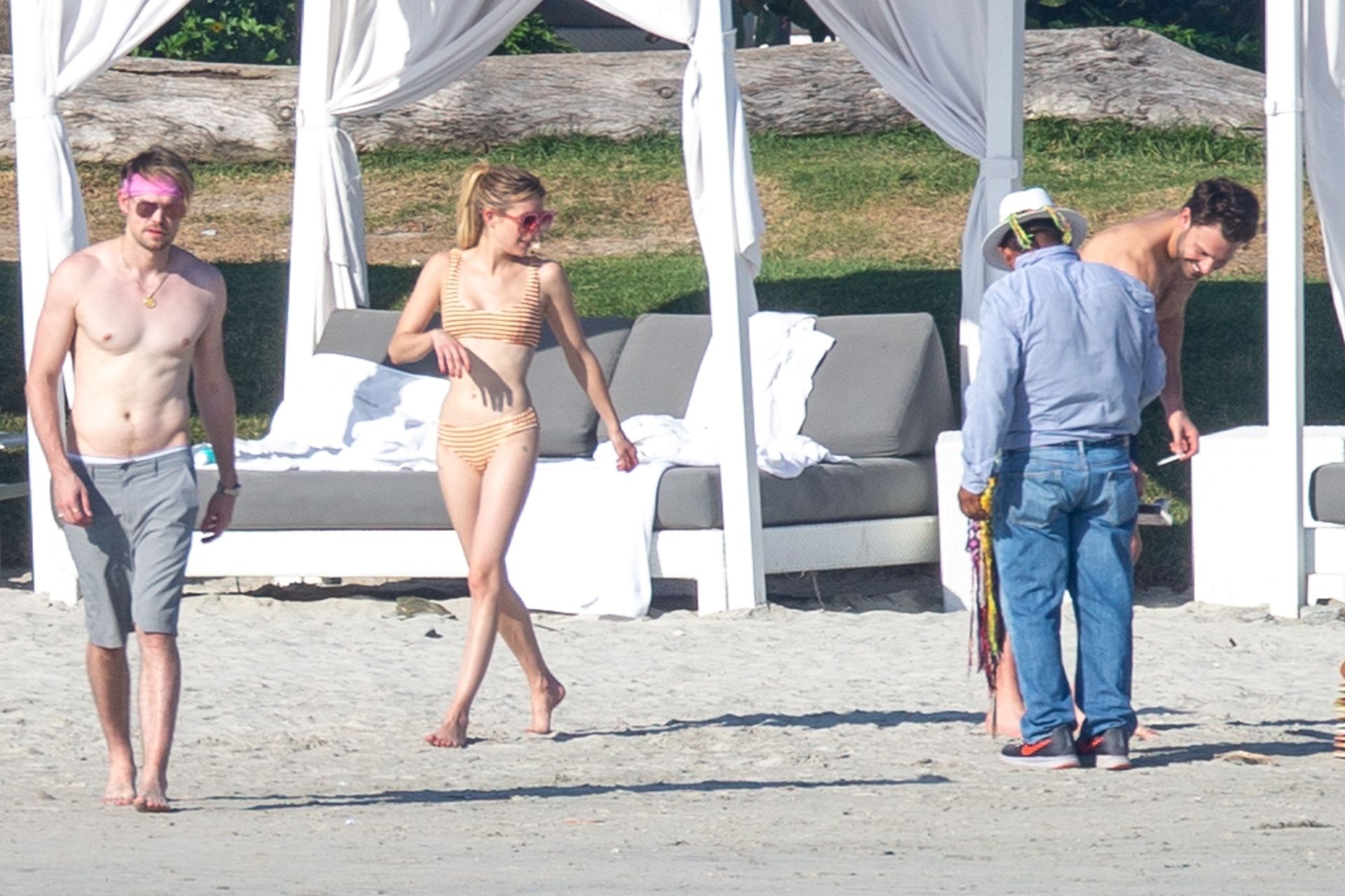 Friendly Exes Emma Roberts And Chord Overstreet Enjoy The Sunshine In Mexico 0033