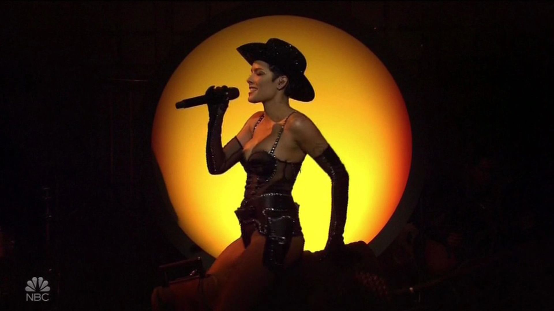 Halsey Steams Up The Screen As She Performs On Saturday Night Live 0004