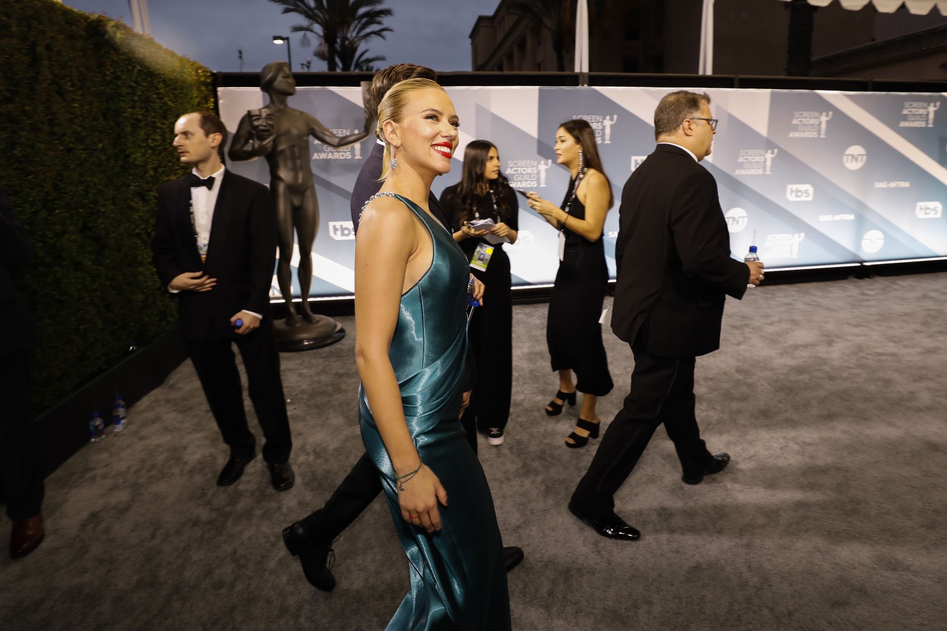 Scarlett Johansson Looks Stunning At The Sag Awards 0119