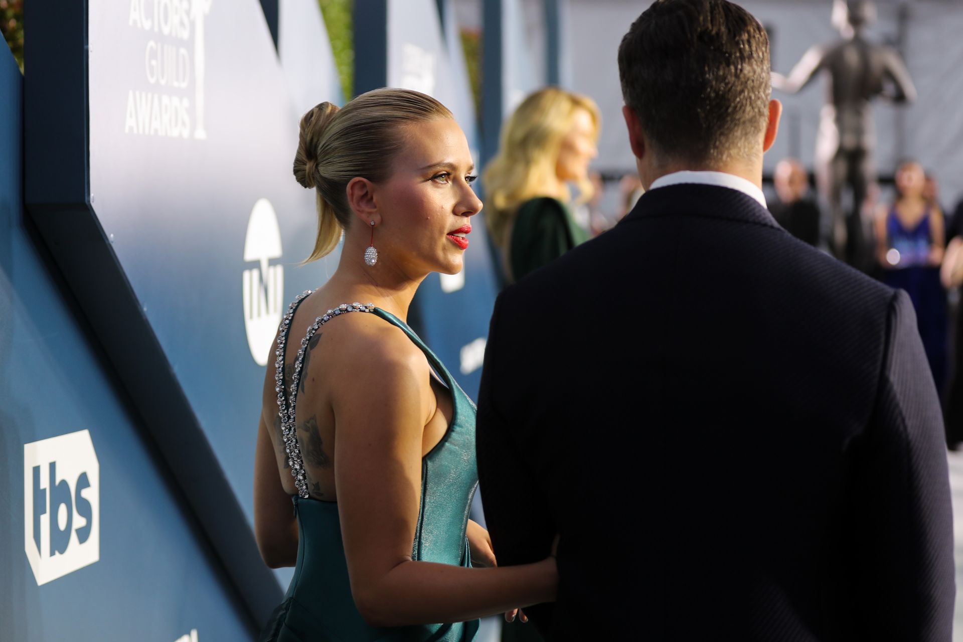 Scarlett Johansson Looks Stunning At The Sag Awards 0124