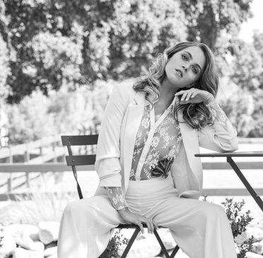 Anne Winters Poses Without a Bra (1 Photo)