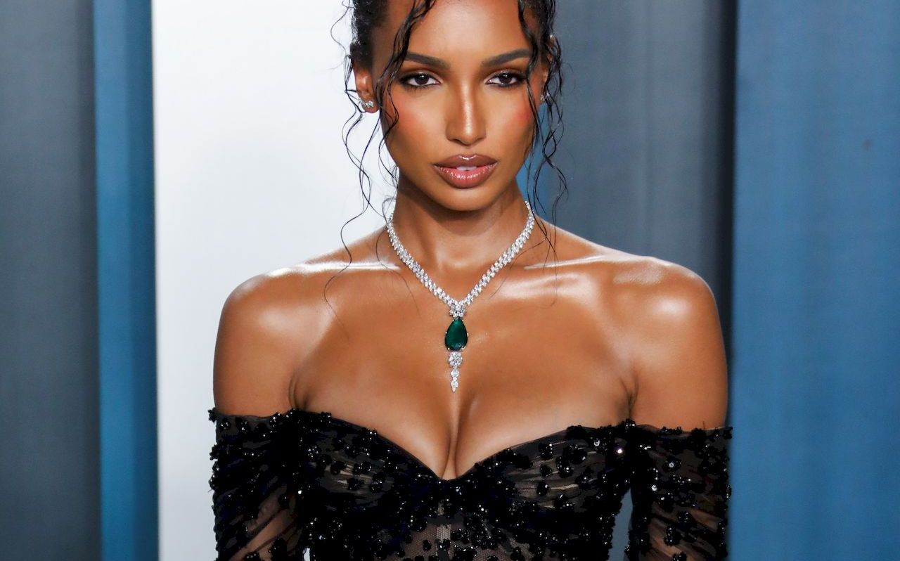 Jasmine Tookes Wows With Her Cleavage At The Vanity Fair Oscar Party 0001