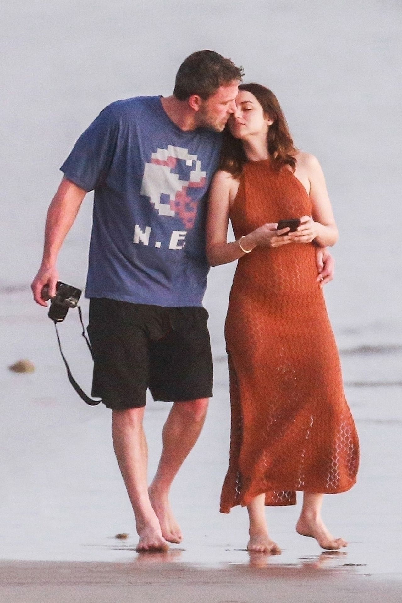 Ben Affleck & Ana De Armas Enjoy A Pda Moment During Romantic Beach Stroll In Costa Rica 0001