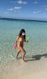 Liziane Gutierrez Wears Face Mask And Gloves On The Beach In Mexico Amid Coronavirus Pandemic 0001