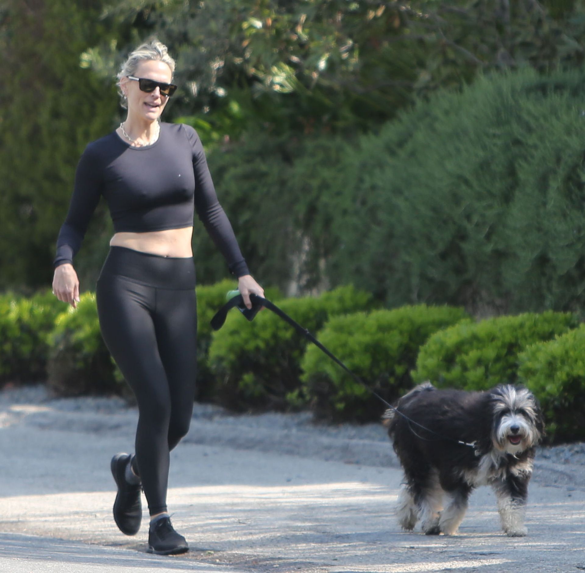 Molly Sims Shows Her Abs And Pokies In La 0008