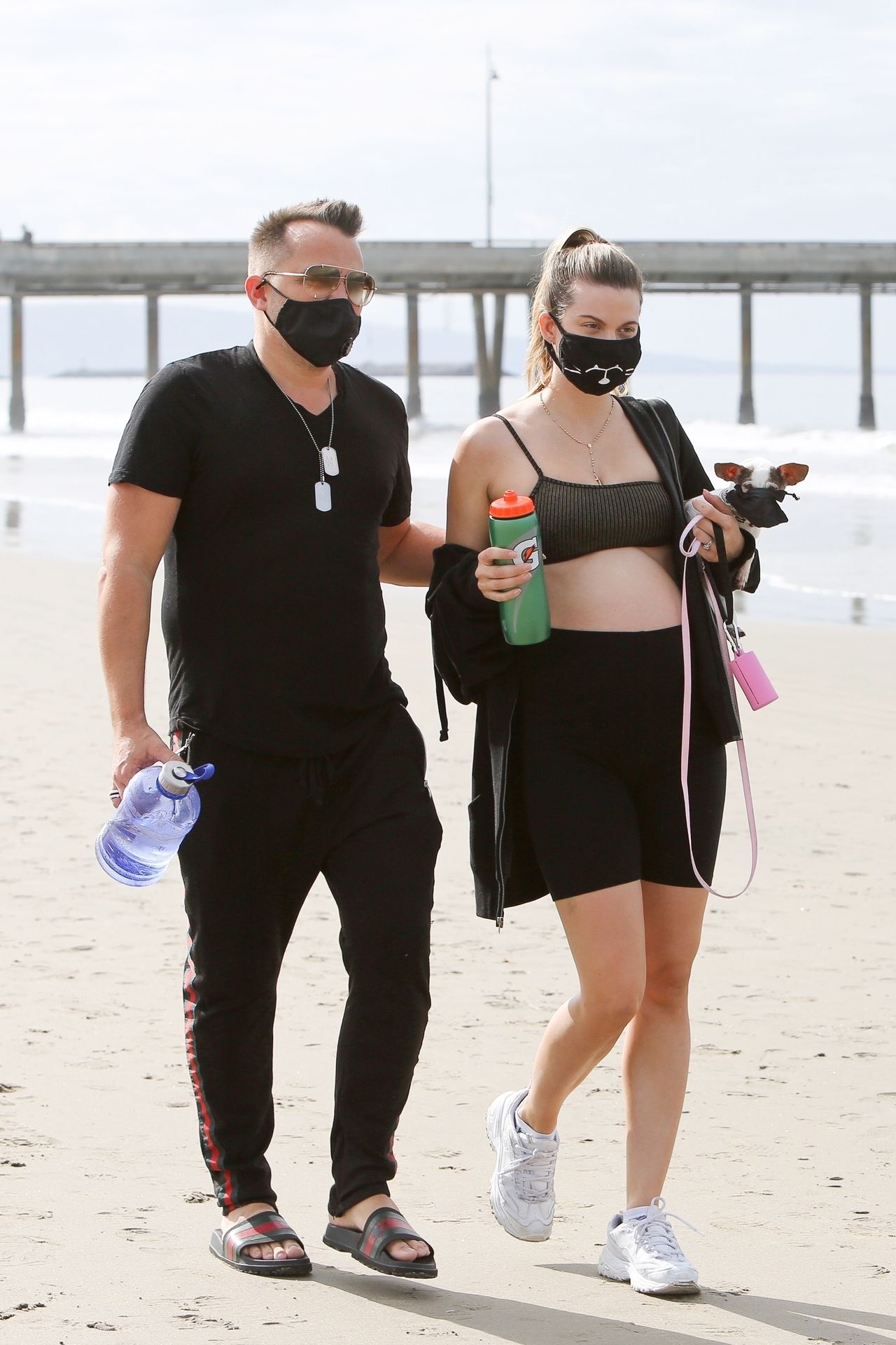 Rachel Mccord Wears A Mask And Shows Off Her Baby Bump At The Beach 0002