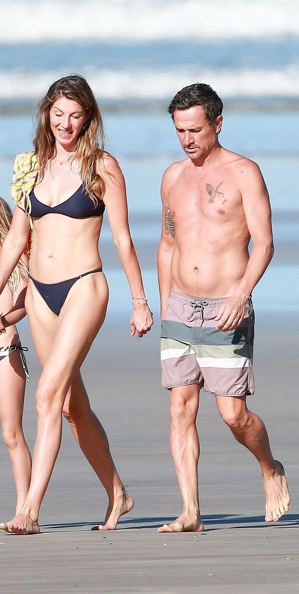 Sexy Gisele Bündchen Takes A Morning Walk On The Beach In Costa Rica 0002