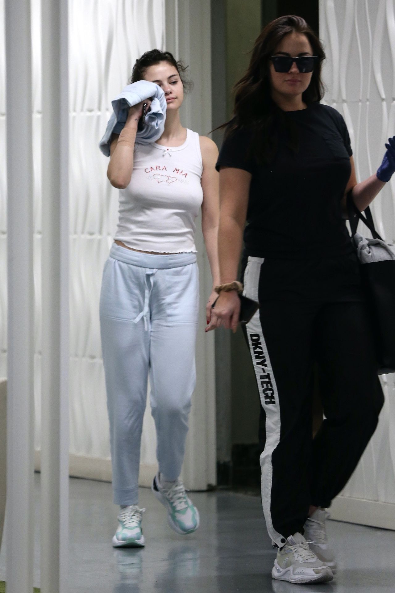 Braless Selena Gomez Visit To The Doctor’s Office In Los Angeles 0008