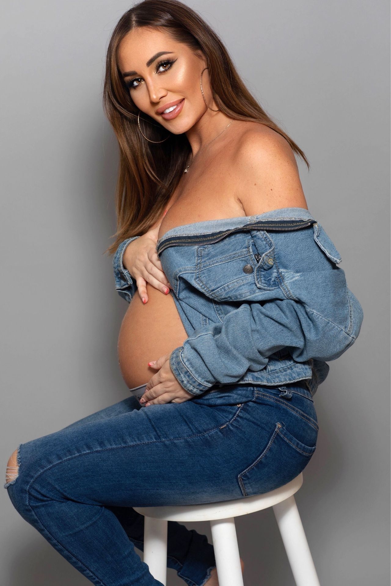 Lauryn Goodman Pictured Showing Off Baby Bump 0001