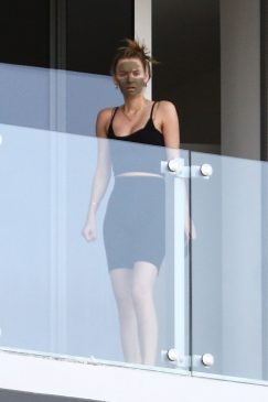 Roosmarijn de Kok & Jamison Ernest Pack Keep It Fun on Their Balcony