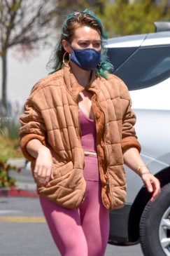 Hilary Duff – Sexy in Leggings and Low-Cut Top at Trader Joe’s in Studio City