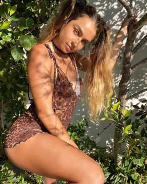 Sommer Ray – Sexy Body in Beautiful Braless Photoshoot