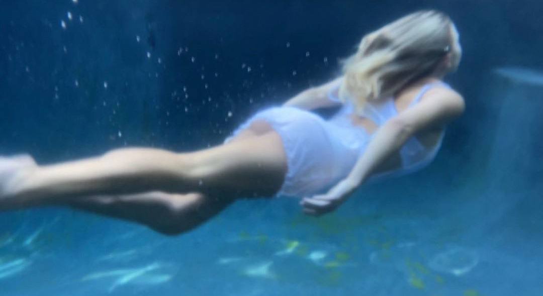 Sydney Sweeney – Hot Ass In Panties In Sexy Underwater Video 0003