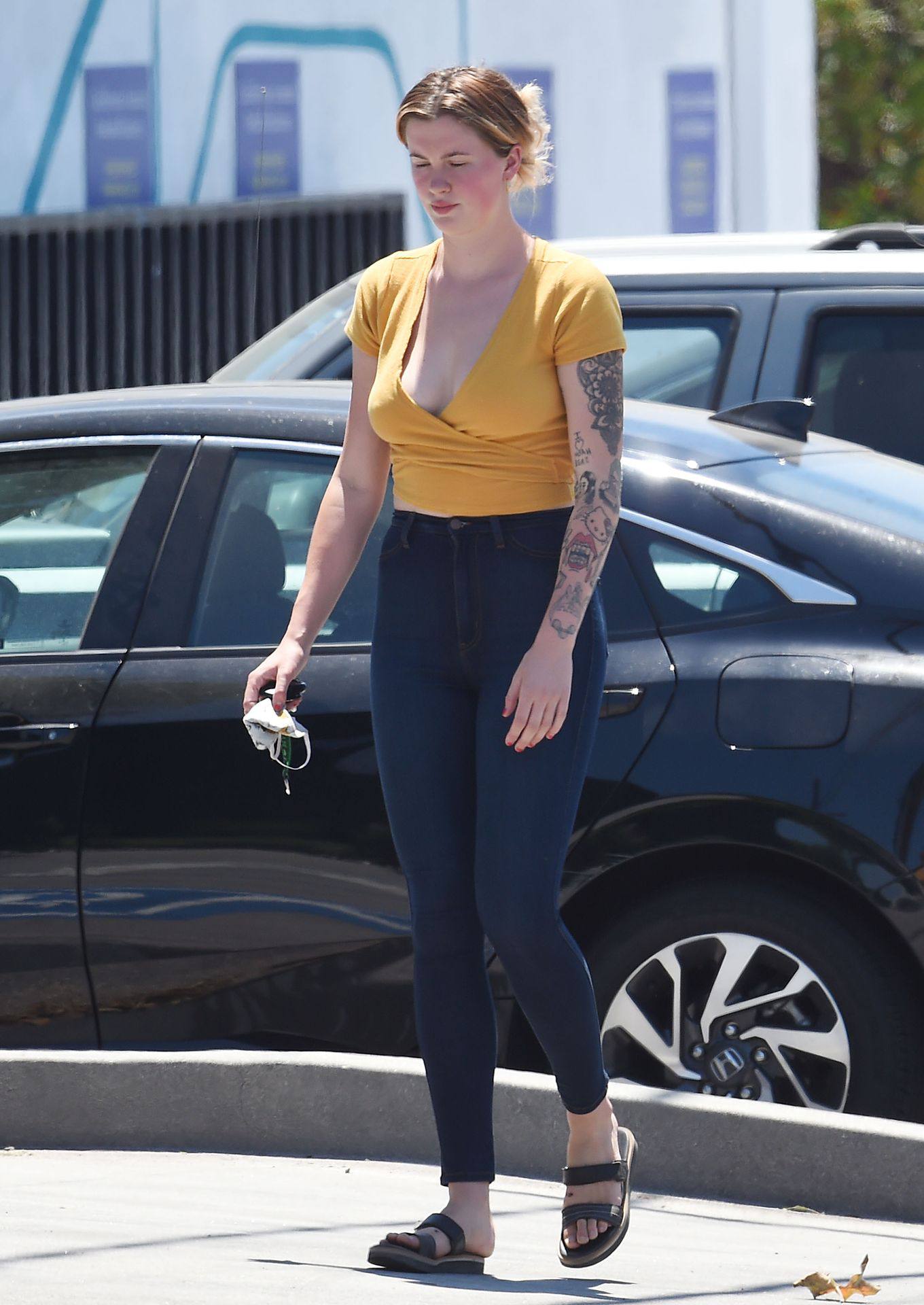 Ireland Baldwin – Beautiful Braless Boobs Out In Los Angeles 0009