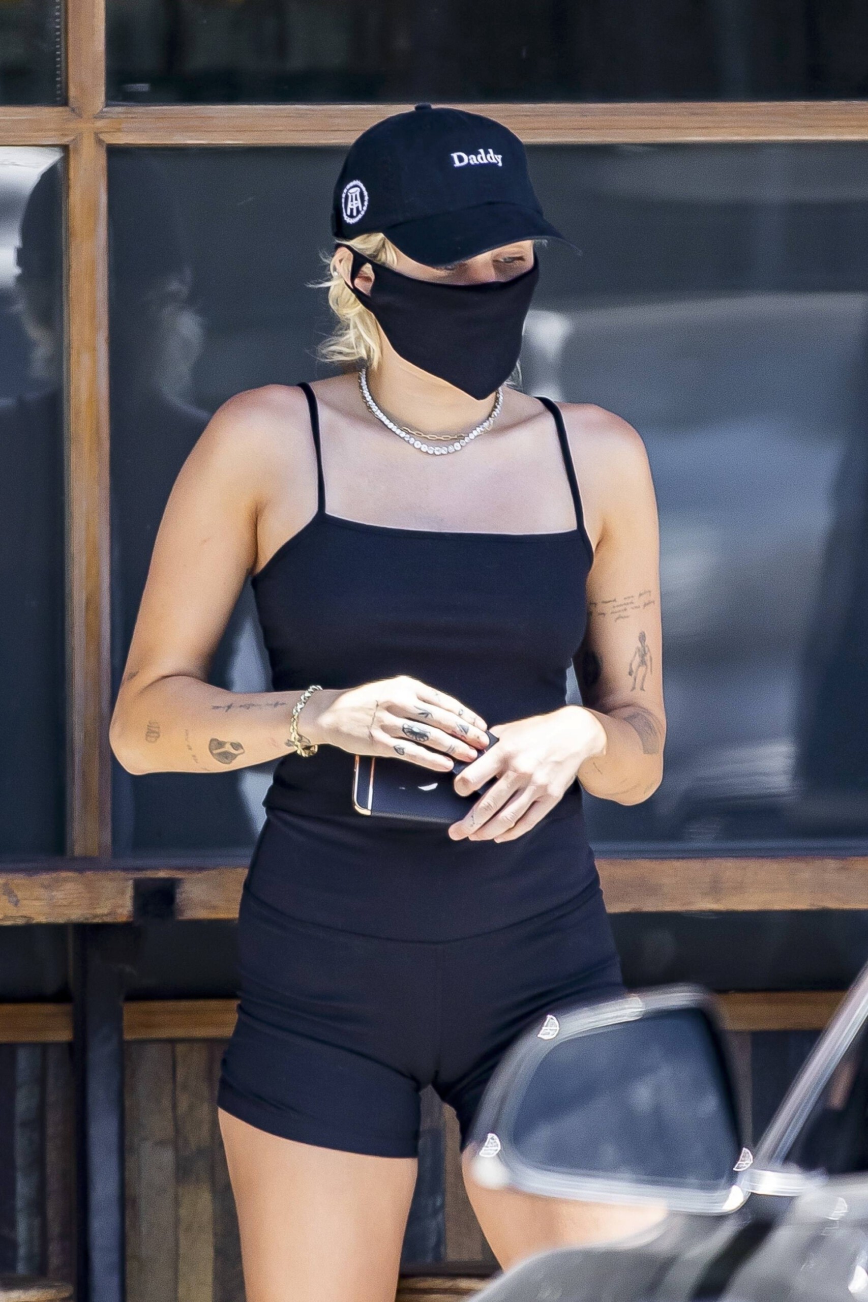 Miley Cyrus – Sexy Big Camel Toe At 10 Speed Coffee In Woodland Hills 0015