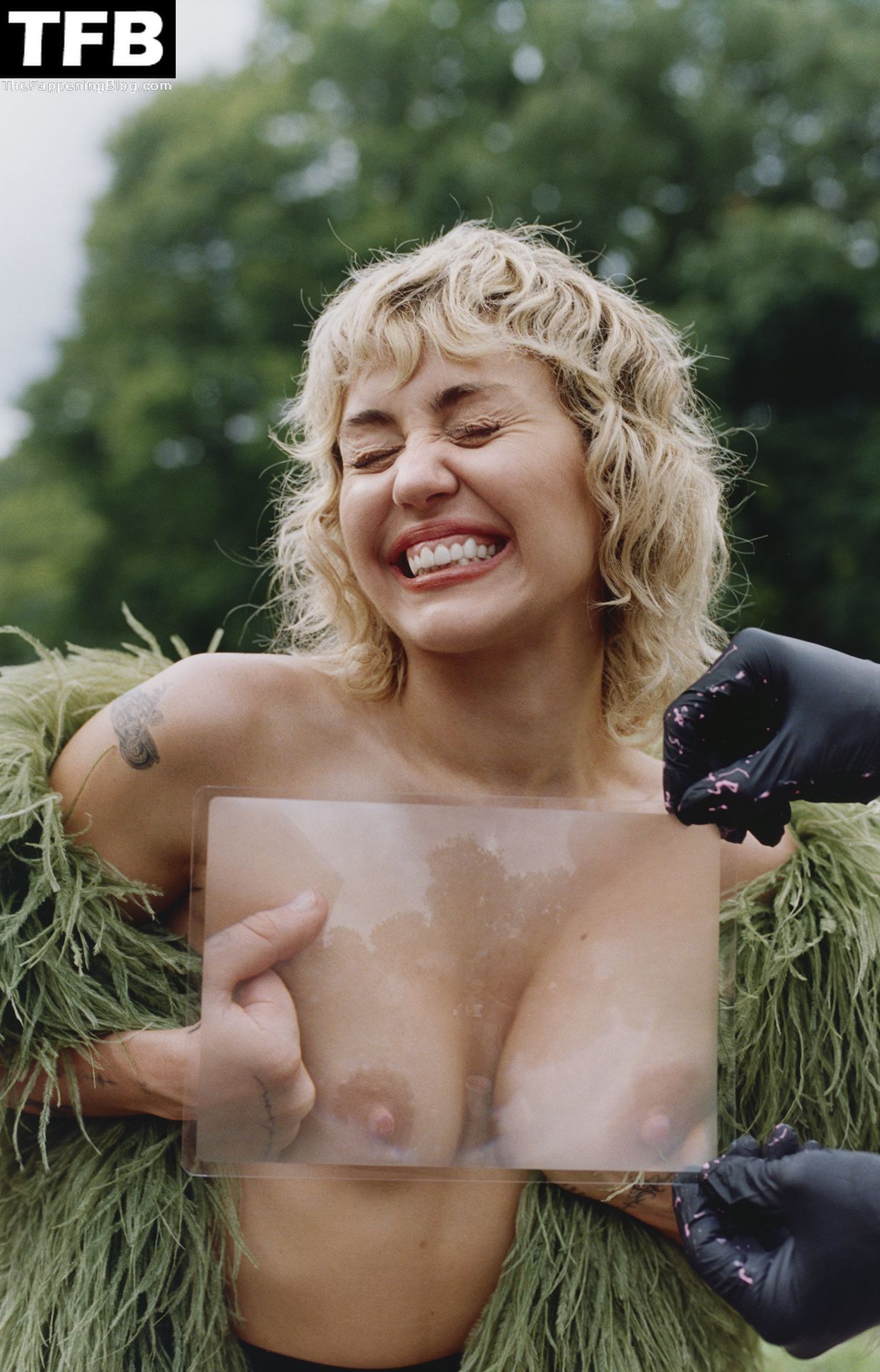 Miley Cyrus Nude & Sexy – Interview Magazine 0001